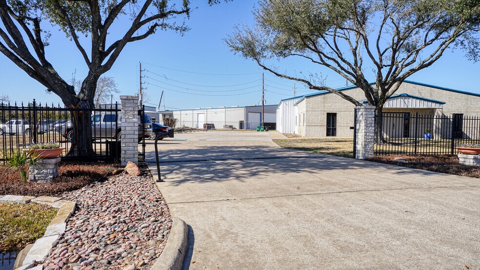 More Photos Of 5335 Brystone Dr, Houston Flex For Lease