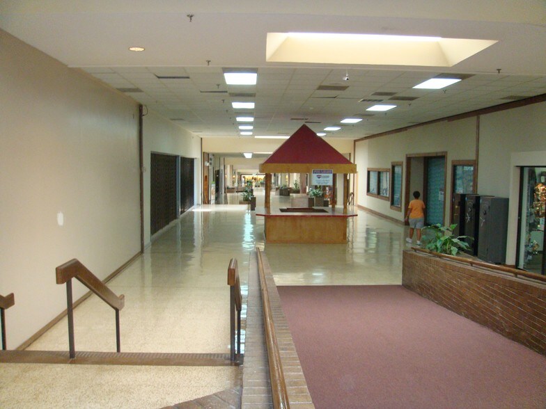 1 Claypool Hill Mall, Cedar Bluff, VA 24609 For Lease