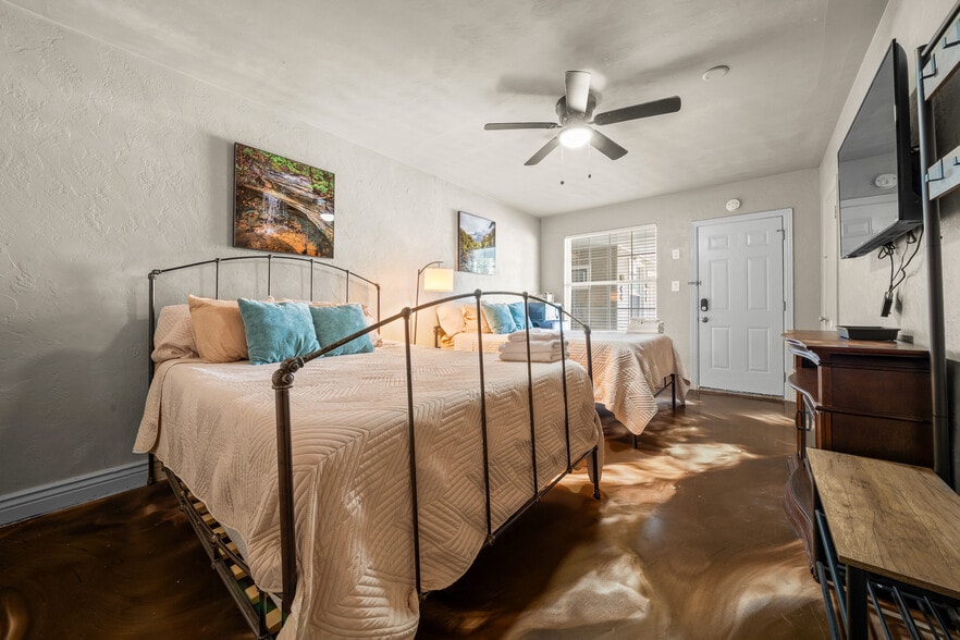 More Photos Of 215 S Pine Ave, Ocala Hotel For Sale