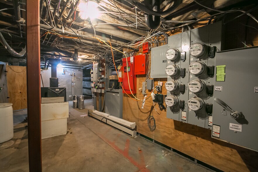 More Photos Of 1111-1113 Walnut St, Philadelphia Storefront For Lease