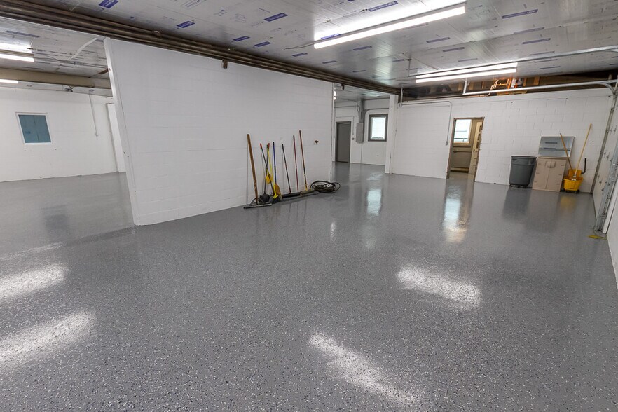 More Photos Of 925 Virginia St, Shelbyville Warehouse For Lease