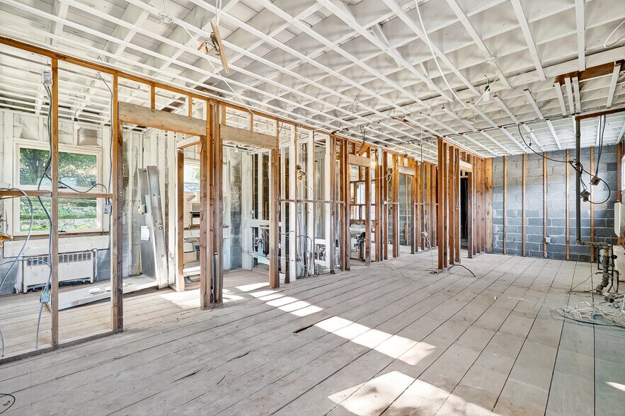 More Photos Of 153 Route 9W, Haverstraw Veterinarian Kennel For Sale