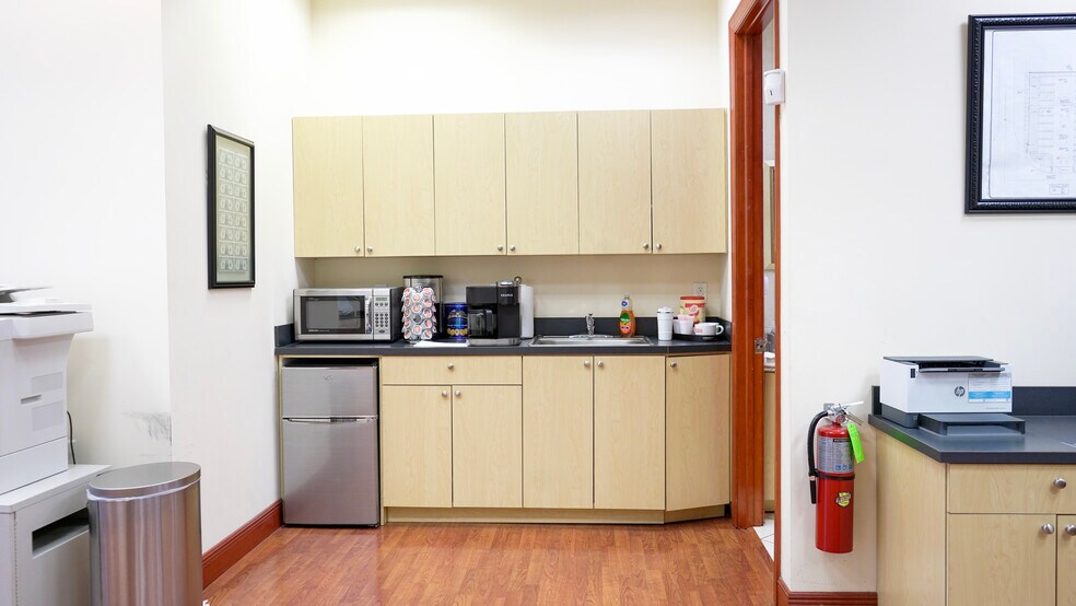 More Photos Of 401-425 NW 10th Ter, Hallandale Beach Flex For Sale