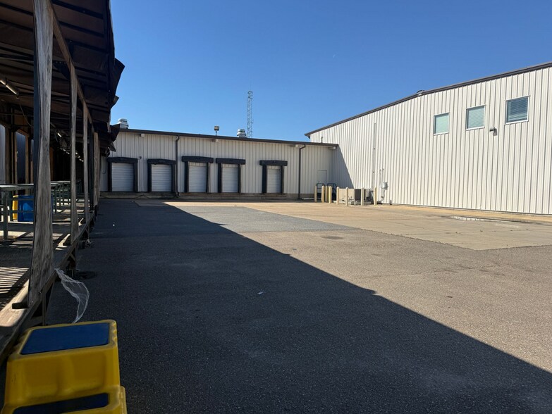 More Photos Of 2600 Booth St, Monroe Distribution For Sale