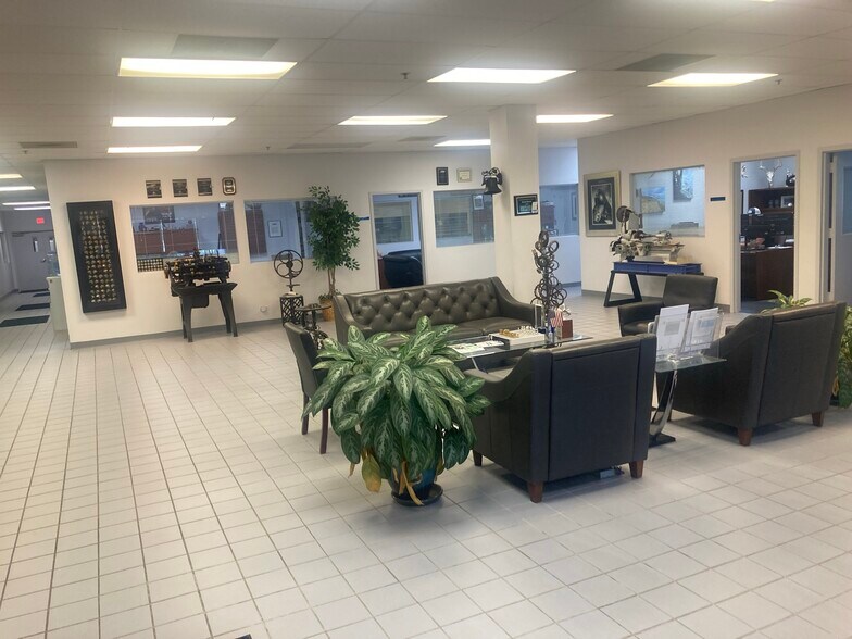 More Photos Of 620-630 Estes Ave, Schaumburg Warehouse For Sale