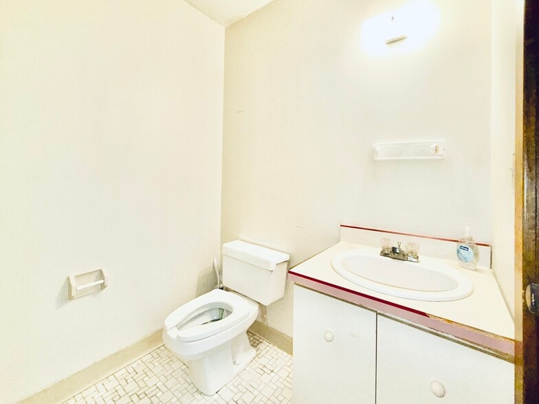 More Photos Of 272 Us Highway 206, Flanders Office For Sale