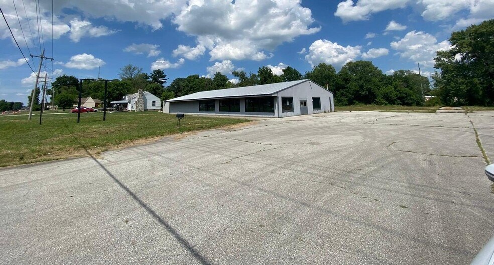 More Photos Of 394 S 00 Ew, Kokomo Showroom For Sale
