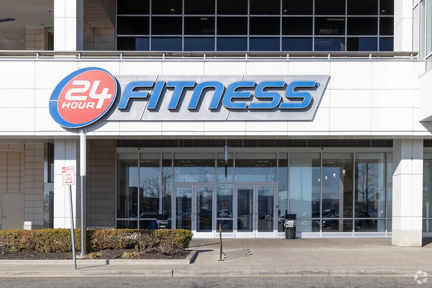 More Photos Of 750 W Sunrise Hwy, Valley Stream General Retail For Lease