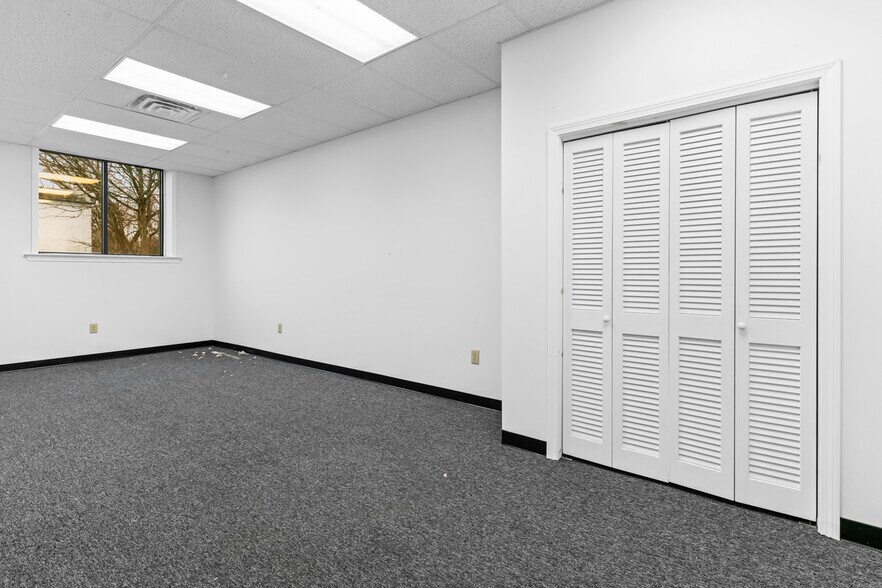 More Photos Of 6854 Post Rd, North Kingstown Freestanding For Lease