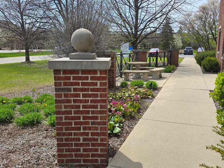 More Photos Of 1500 W Market St, Mequon Medical For Lease