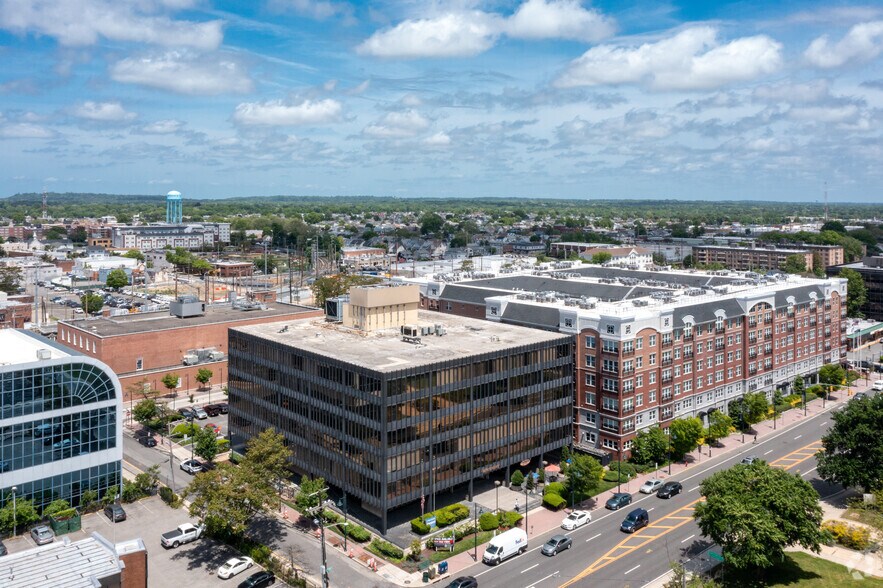 More Photos Of 170 Old Country Rd, Mineola Office For Lease