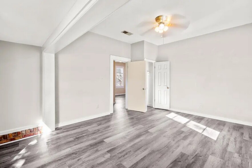 More Photos Of 2001 E Grand Ave, Marshall Office For Sale