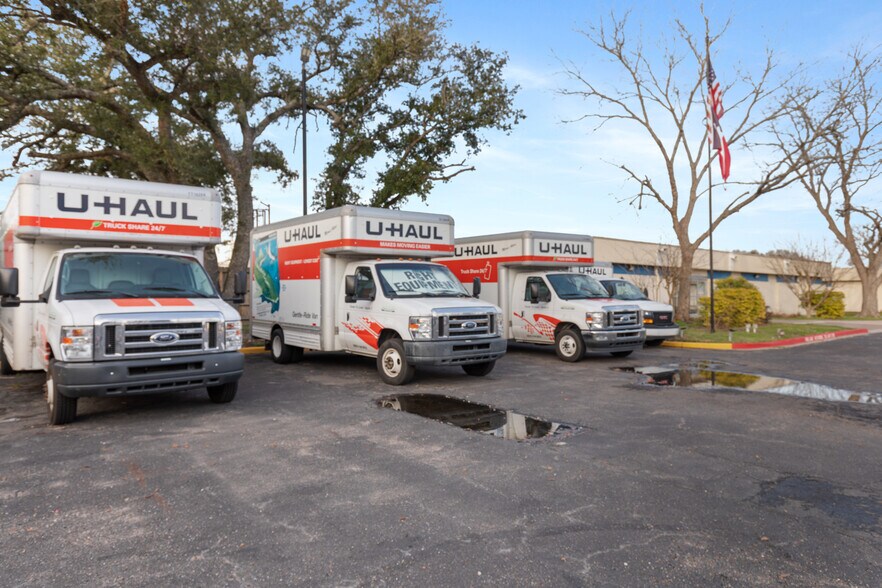 More Photos Of 301 Medic Ln, Alvin Self Storage For Sale