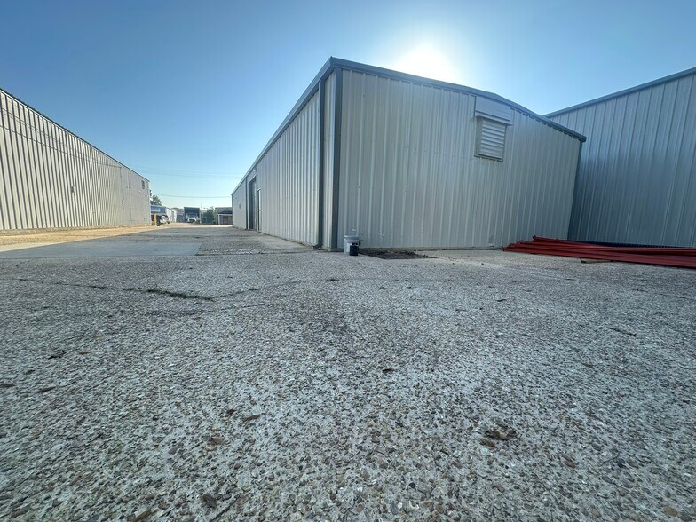 More Photos Of 2829 Needham Dr, Baton Rouge Warehouse For Lease