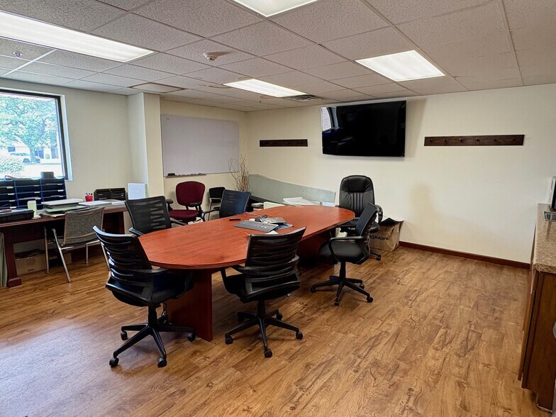 More Photos Of 1701 Conant St, Elkhart Manufacturing For Lease