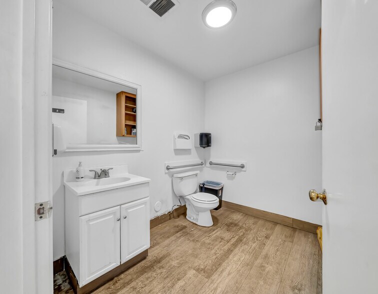 More Photos Of 1926 S Main St, Santa Ana Office For Lease