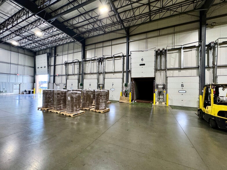 More Photos Of 319 E South Hill Rd, Sunnyside Warehouse For Lease