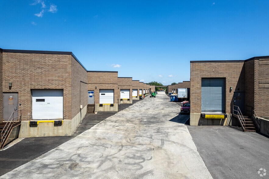 More Photos Of 2000 Bloomingdale Rd, Glendale Heights Warehouse For Lease