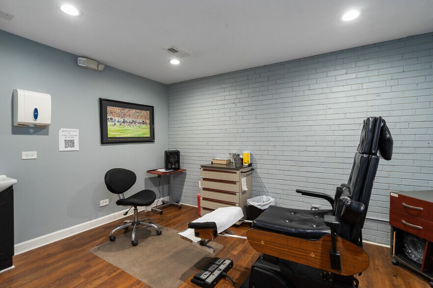 More Photos Of 3100 S Oak Park Ave, Berwyn Office For Sale