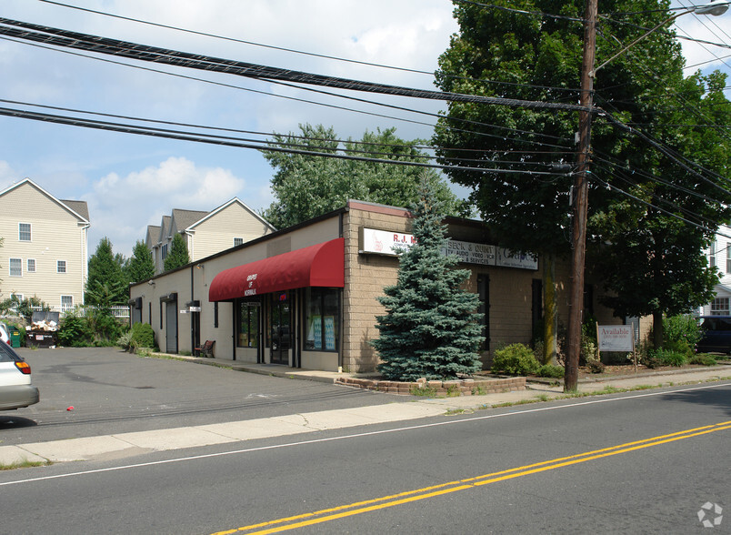 Primary Photo Of 10-12 Cross St, Norwalk Showroom For Lease