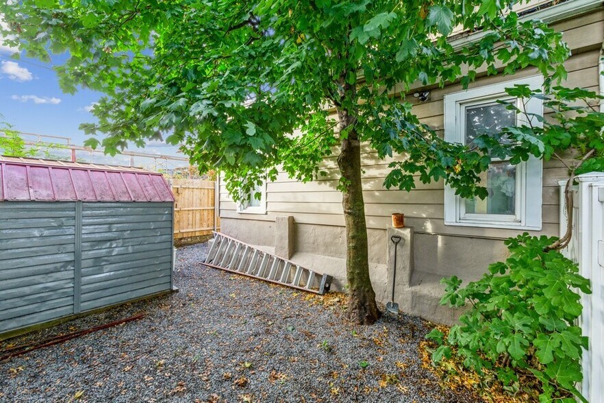 More Photos Of 14-27 128th St, College Point Veterinarian Kennel For Lease