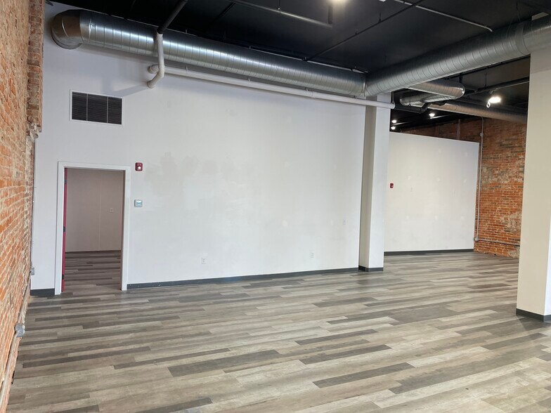 More Photos Of 733 W 2nd St, Hastings Storefront For Lease