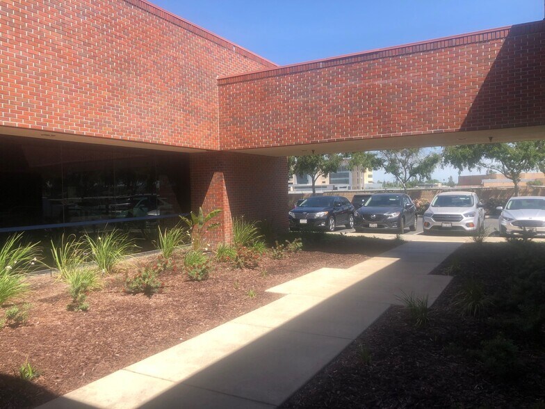 More Photos Of 530 Kings County Dr, Hanford Medical For Lease