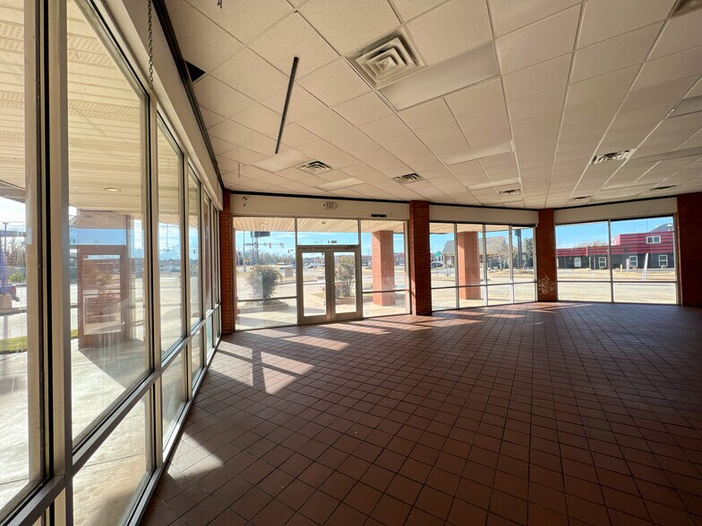 More Photos Of 5959 NW Expressway St, Oklahoma City Freestanding For Lease