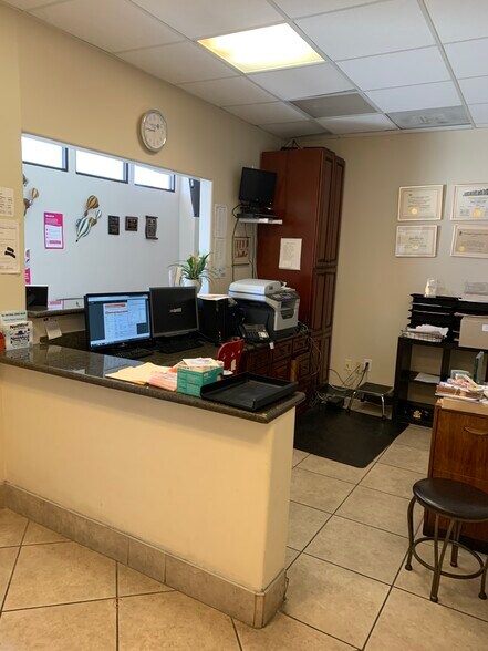 More Photos Of 5797 Washington Blvd, Culver City Showroom For Lease