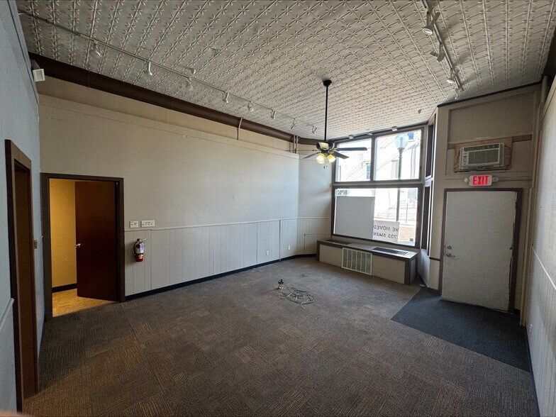 More Photos Of 903 Main St, Adel Office For Lease