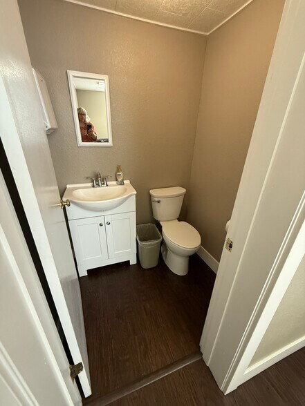 More Photos Of 1112 Meade Ave, Prosser Office For Sale