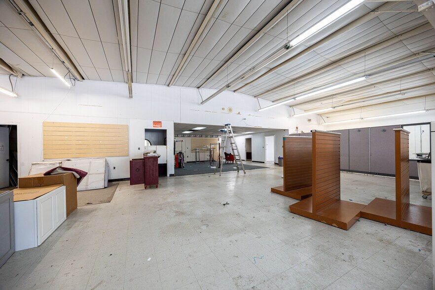 More Photos Of 1330 SW Main Blvd, Lake City Freestanding For Sale
