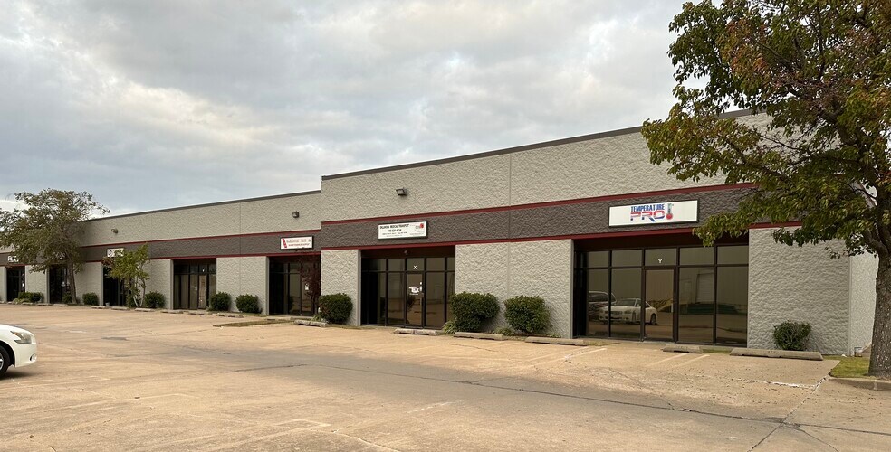 More Photos Of 10404 E 55th Pl, Tulsa Showroom For Lease
