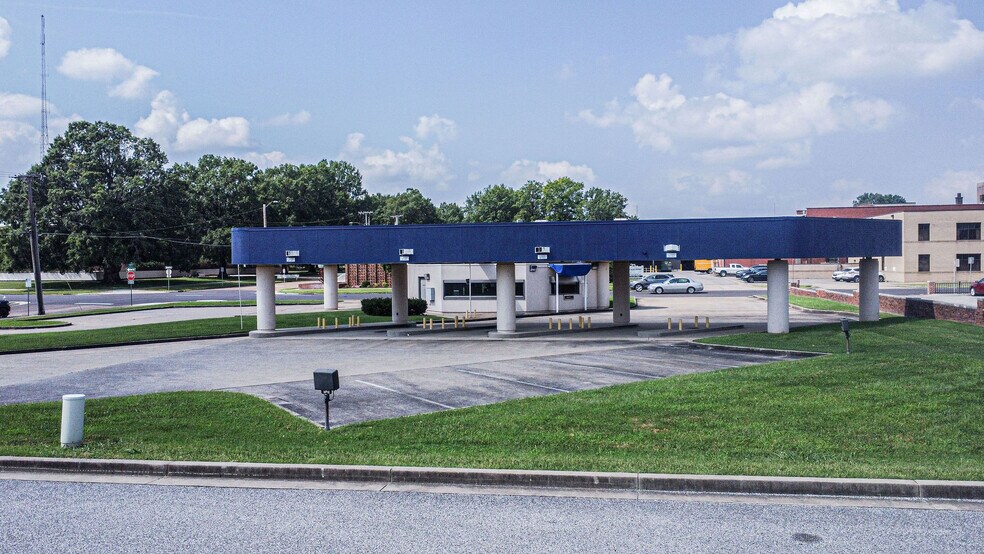 More Photos Of 325 Washington St, Paducah Bank For Lease