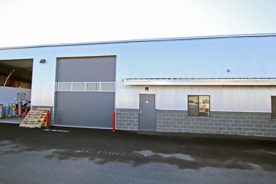 More Photos Of 688 SW Veterans Way, Redmond Warehouse For Lease