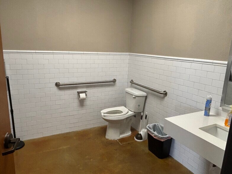 More Photos Of 808 Fort Worth Hwy, Weatherford Storefront Retail Office For Lease