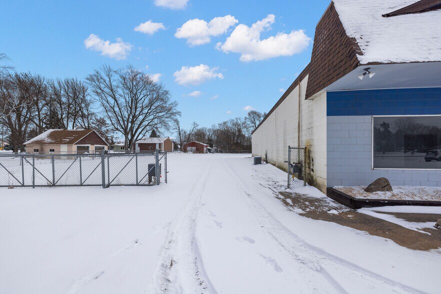 More Photos Of 21034 Chippendale Ave W, Farmington Industrial For Sale