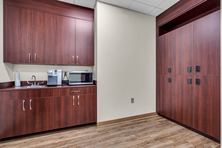 More Photos Of 500 Park Ave, Manalapan Township Medical For Lease