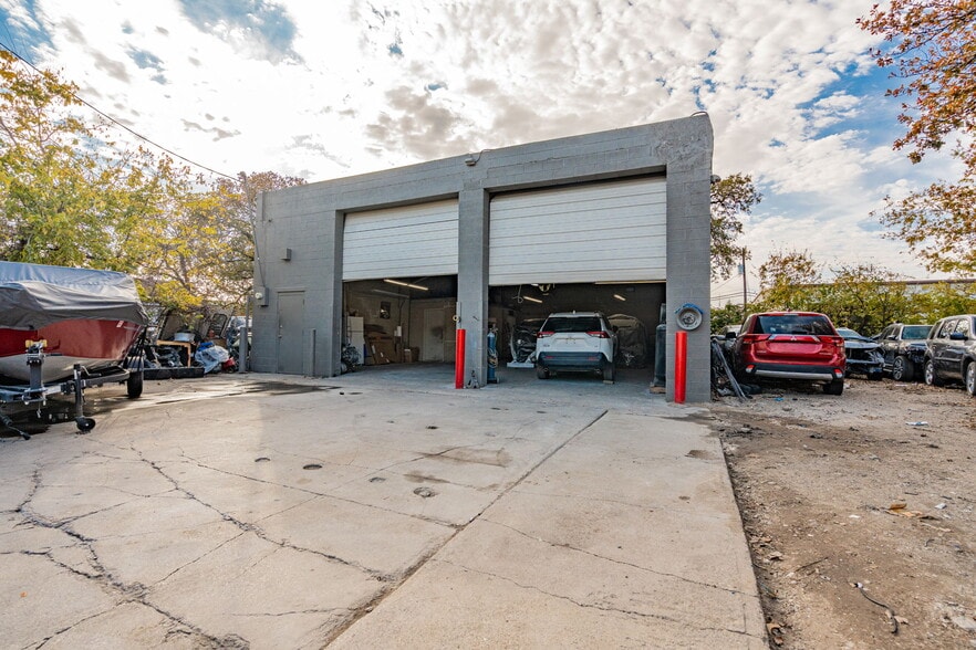 More Photos Of 2662 Lombardy Ln, Dallas Warehouse For Sale