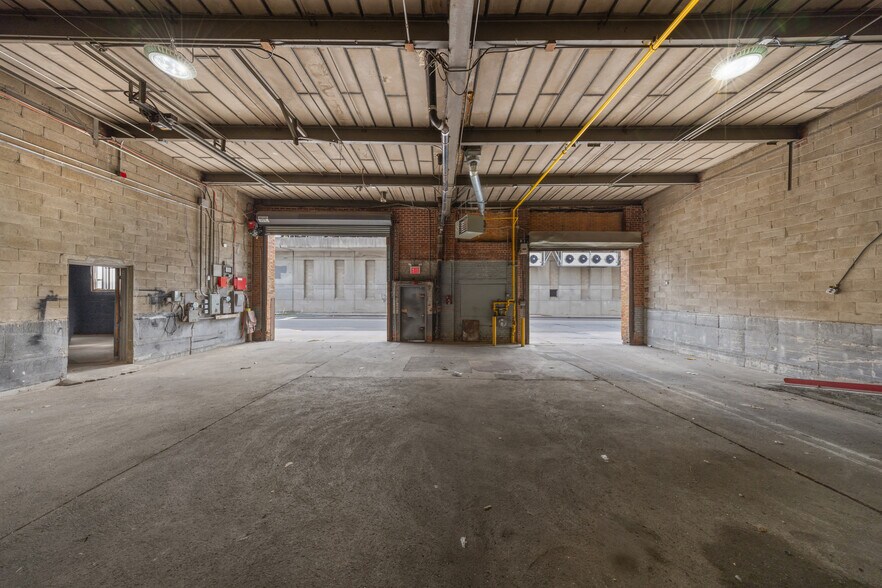 More Photos Of 91-26 Archer Ave, Jamaica Showroom For Lease