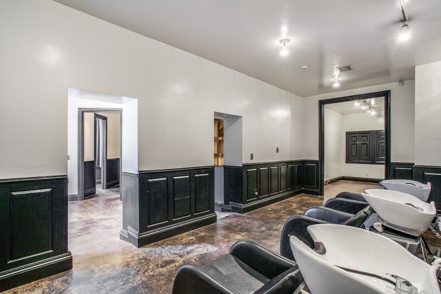 More Photos Of 250 W Olmos Dr, San Antonio Storefront Retail Office For Lease