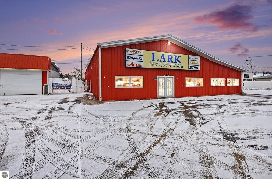 More Photos Of 414 S Mitchell St, Cadillac General Retail For Lease