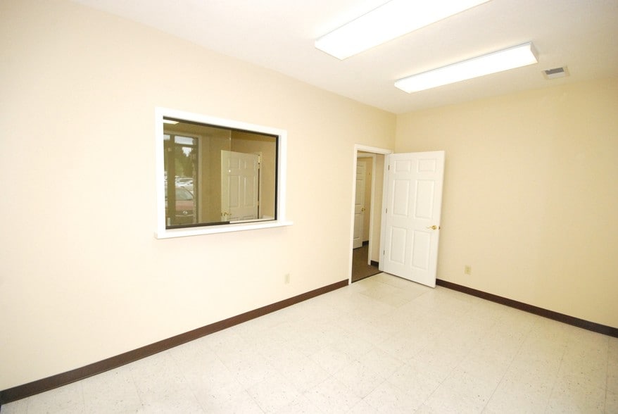 More Photos Of 2021-2027 Greystone Sq, Jackson Office For Lease