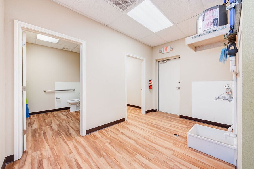 More Photos Of 5820 66th St, Lubbock Storefront Retail Office For Sale