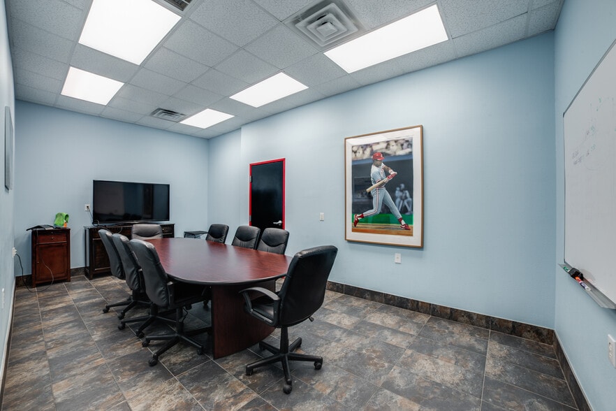 More Photos Of 10835 Gulfdale St, San Antonio Light Distribution For Sale