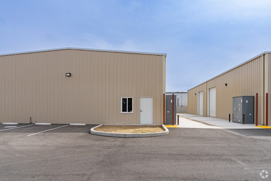 More Photos Of 136,146,156 S Blair Rd, Woodlake Industrial For Lease