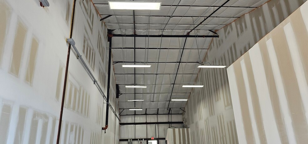 More Photos Of 6824 Belasco Ave, Orlando Manufacturing For Lease