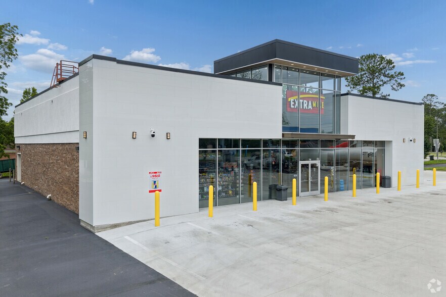 More Photos Of 715 W 4th St, Adel Service Station For Sale