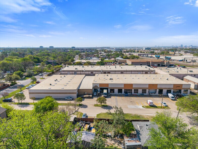 Primary Photo Of 13777 Bee St, Farmers Branch Warehouse For Lease