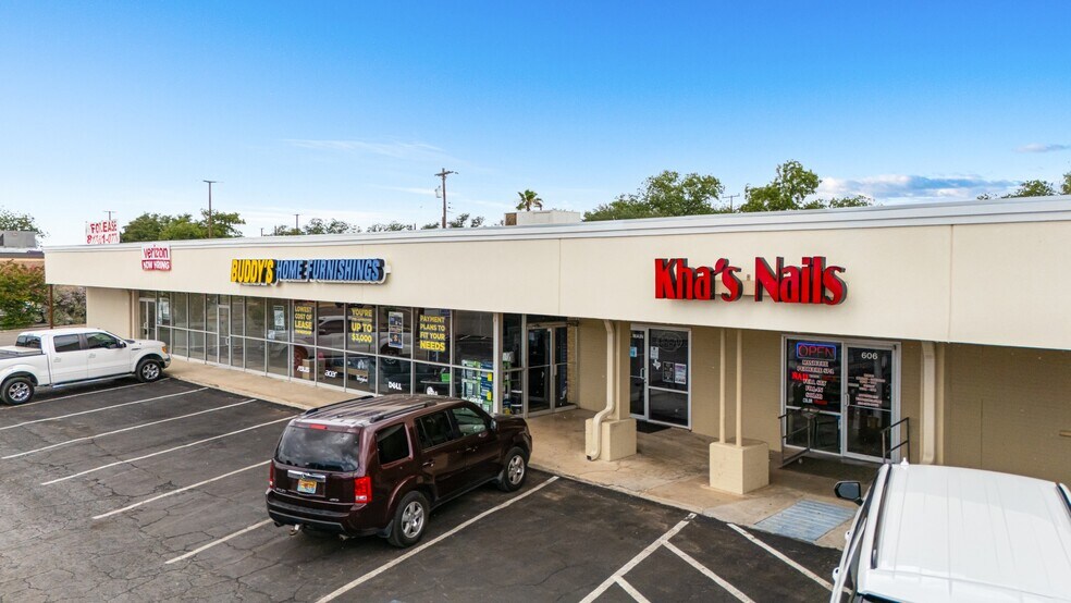 More Photos Of 600-612 E Main St, Uvalde Storefront For Lease